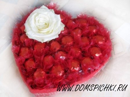 Конфетно-цветочный подарок на День Валентина