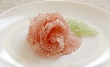 Оригинальное украшение для десерта – розы из мармелада